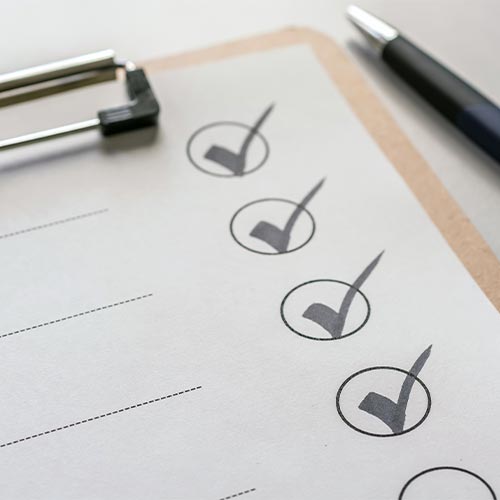 checkliste Harbeke • Checkliste mit abgehakten Punkten und Stift.