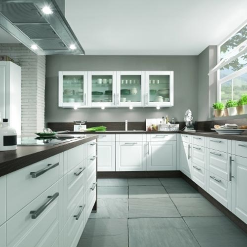 haengeschraenke Harbeke • Moderne, helle Küche mit weißen Möbeln und großen Fenstern.