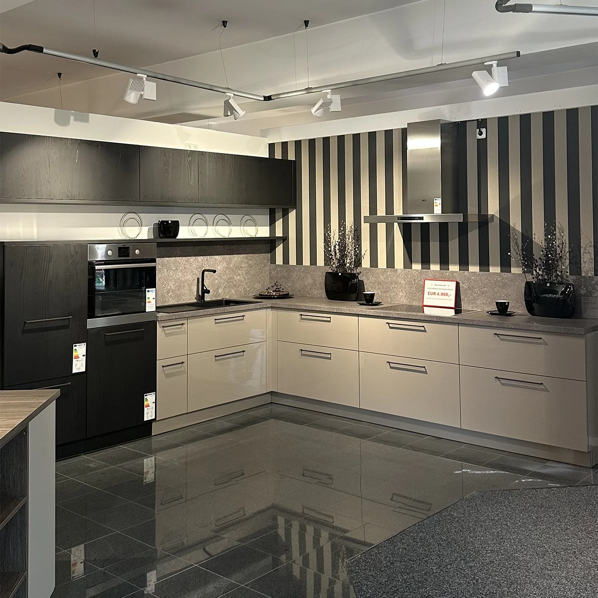 Harbeke • Moderne Küche mit schwarzen und grauen Schränken, stilvolles Design.