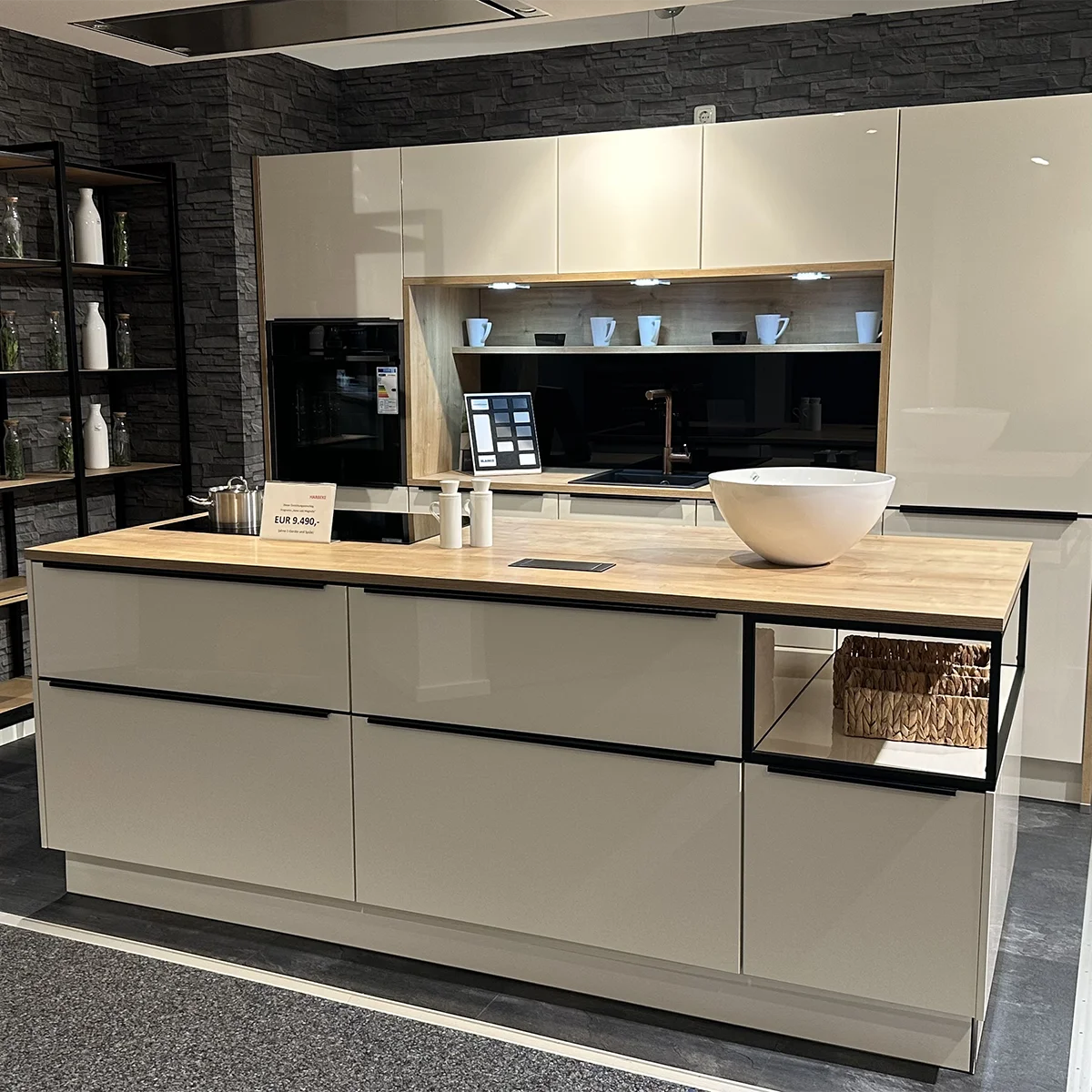 Harbeke • Moderne, elegante Küche mit Holzarbeitsplatte und stilvollem Design.
