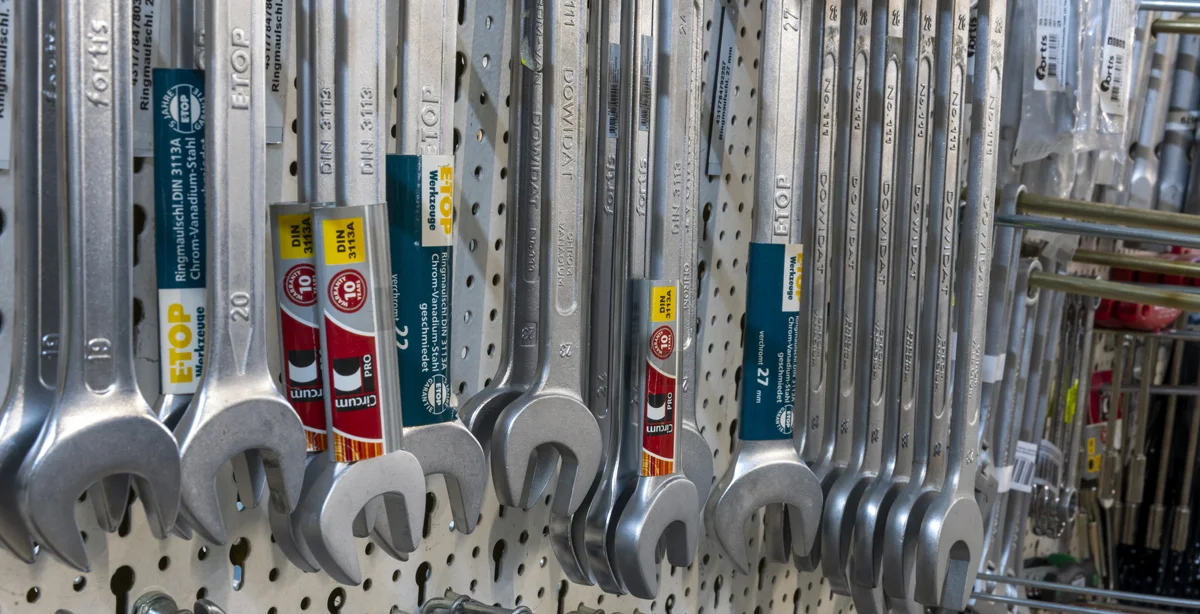 Harbeke • Verschiedene Schraubenschlüssel an einem Werkstattregal.