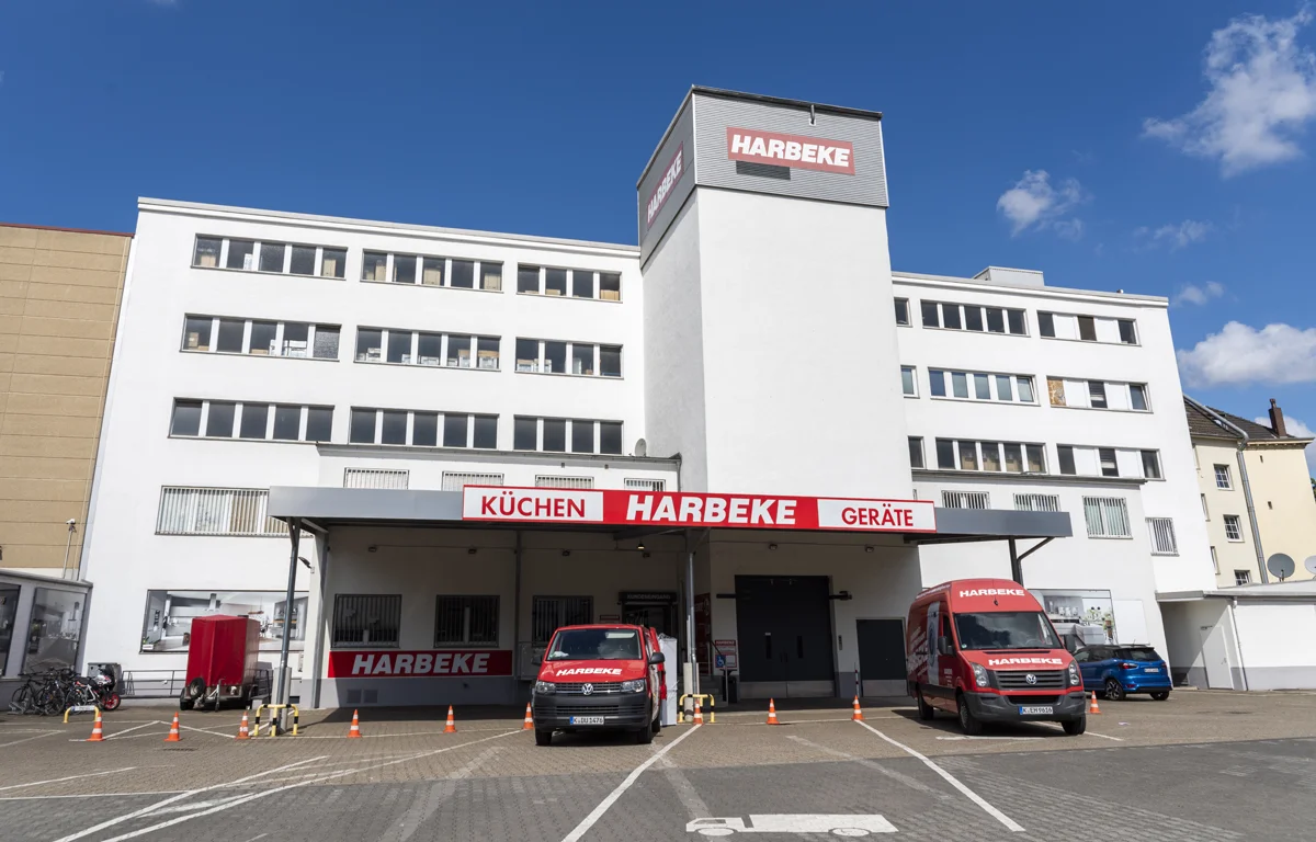Harbeke • Harbecke Küchen und Geräte - moderne Lagerhalle mit Lieferfahrzeugen.