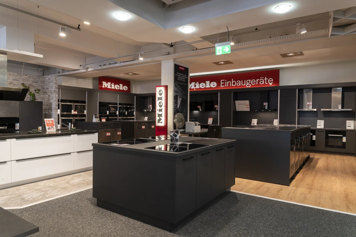 Harbeke • Miele Küchenstudio mit modernen Einbaugeräten und stilvollem Design.