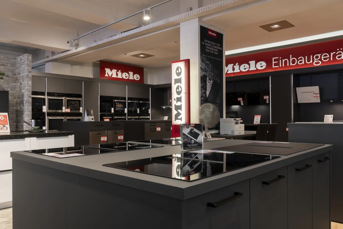 Harbeke • Miele Küchenausstellung mit modernen Einbaugeräten und Kochfeldern.