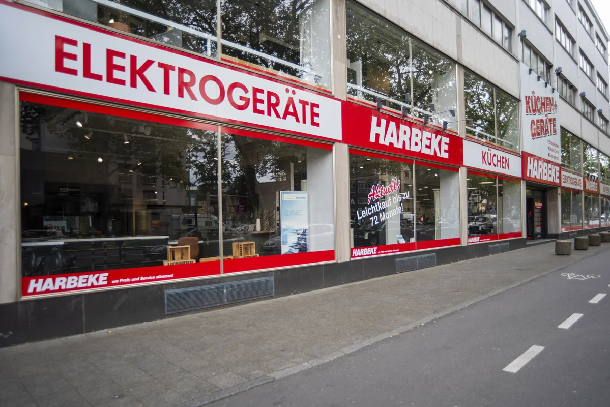 Harbeke • Elektrogeräte und Küchen von Harbeke in Schaufenster.