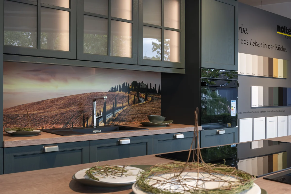 Harbeke • Moderne Küche mit Landschaftsmotiv und eleganten Akzenten.