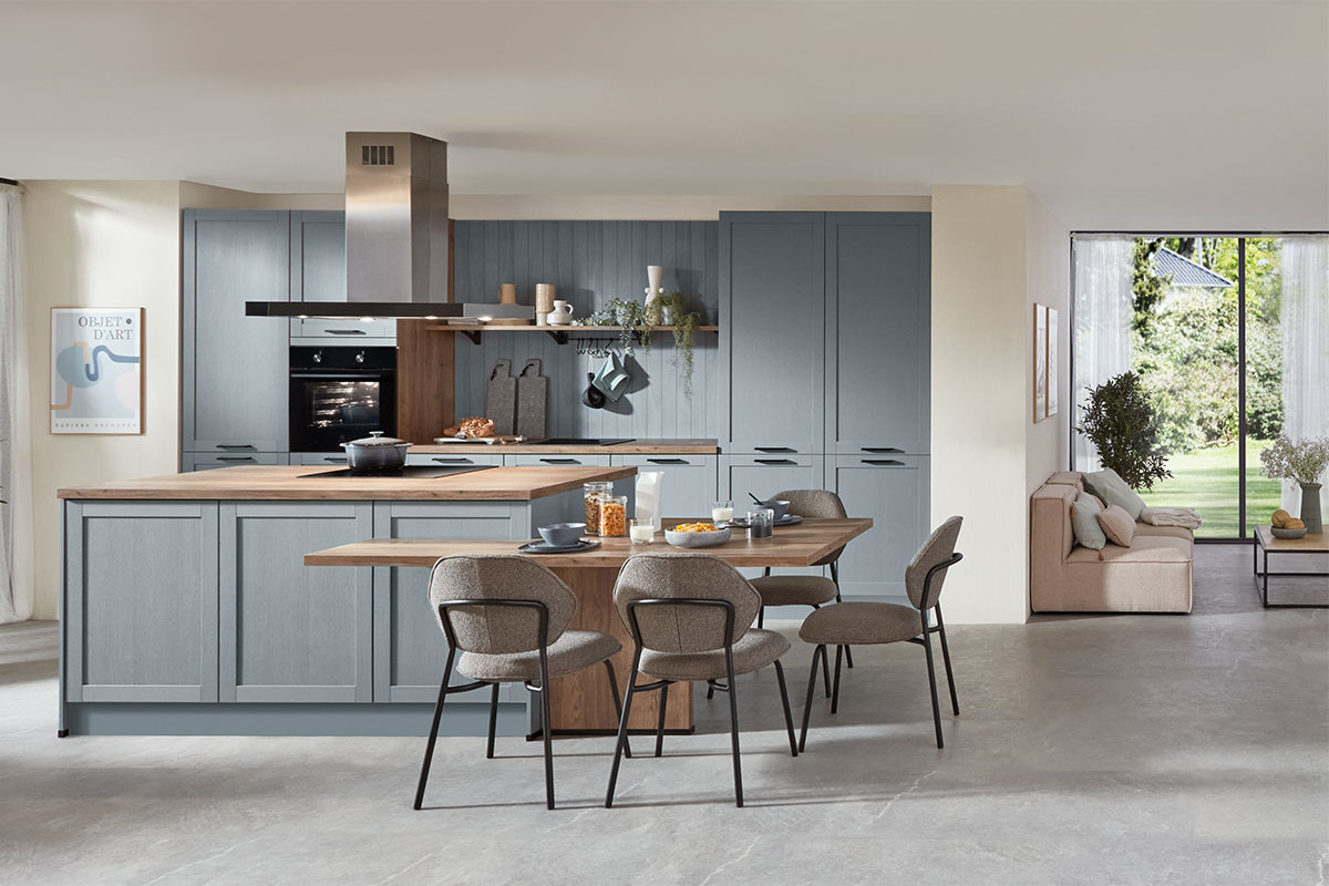 Harbeke • Moderne Küche mit grauen Schränken und Holzarbeitsplatte.