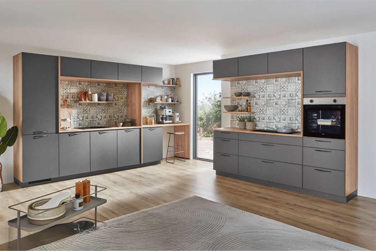 Harbeke • Moderne Küche mit Holz- und grauen Fronten, hellen Fliesen.